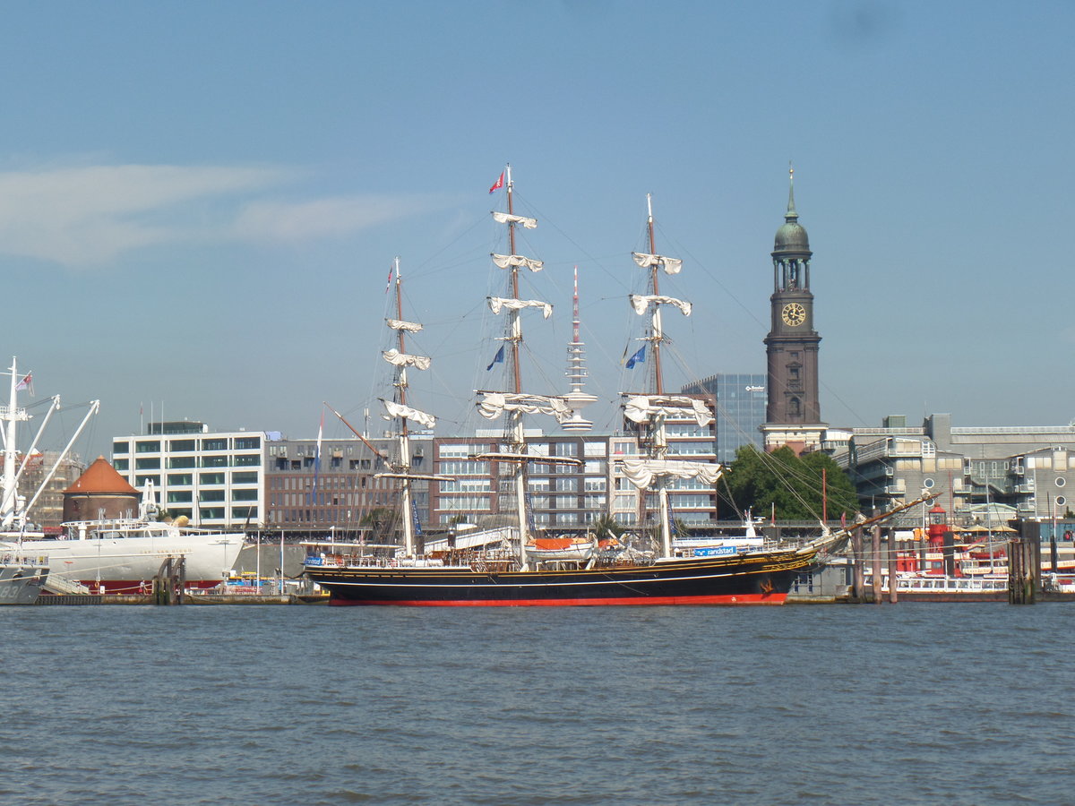 STAD AMSTERDAM (IMO 9185555) am 7.9.2016, Hamburg, Elbe an der Überseebrücke /
3-Mast-Klipper, Vollschifftakelung  / BRT 723 / Lüa 78 m, B 10,5 m, Tg 4,8 m / 29 Segel, Fläche 2200 m², 17 kn / 1 Diesel 749 kW (1018 PS), 11 kn / Besatzung 30, zug. 68 Pass. / gebaut 2000 bei Damen Oranjewerft, Amsterdam / Flagge NL /
