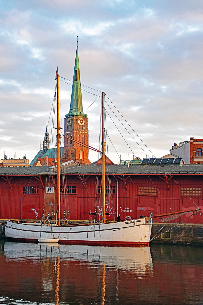 Stagsegelschoner KRISTA RUD im Hafen von Lübeck. Aufnahme vom 24.02.2021. Zur Geschichte der KRISTA RUD: 1958-1971 Reedereiv/N.D.L.Sörensen,Esbjerg Fischereizeichen E573, 1971-1979 Reederei v/Victor Rud, Esbjerg, 1979 Außerdienststellung als Fischereifahrzeug, 1979-1981 betreut durch Henning K.Smedegaar, Guldager (Segelschiff mit Hilfsmotor/Frachtschiff), betreut durch A.Lauridsen,Gudme, Nyborg Lystfiskersrvice(Sportfischerei) I/S Gudme Jörgen Rasmussen,Rudköbing, ausgemustert und am 6.Juni nach Deutschland verkauft, betreut durch Bernd Ahlers, Umbau zum Stagsegelschoner, Fahrgebiet Norwegen,Dänemark,Azoren und Kanaren. Seit 2014 betreut durch D.Strübig und R.Gies. Liegeplatz Museumshafen zu Lübeck Baujahr: 1958, Werft: Raun Byberg, Esbjerg, Länge über Alles: 23,75 m, Länge über Deck: 18,90 m, Breite: 5,33 m, Tiefgang: 2,30 m, Segelfläche: 207 m², Masthöhe: 21,80 m