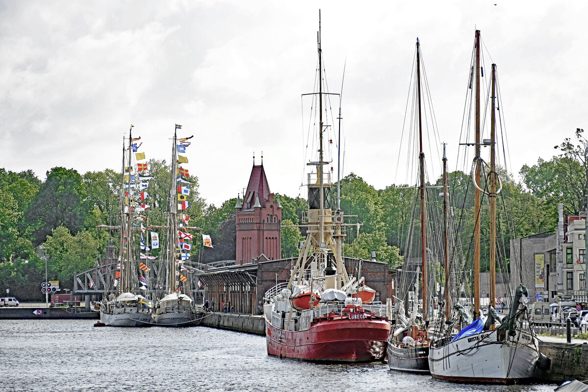 Stagsegelschoner KRISTA RUD (rechts im Bild) am 28.05.2022 in Lübeck. Auch sind zu sehen: das Feuerschiff FEHMARBELT und die schwedischen Dienstsegelboote GLADAN und FALKEN.
