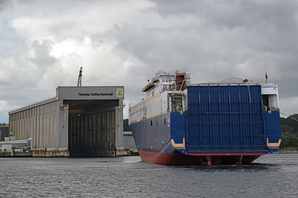 Stapellauf der FADIQ am 07.09.2017 in Flensburg. 209,79 m lang und rund 26 m breit ist das Ro/Ro-Schiff. Es hat rund 55 Millionen Euro gekostet. Die türkische Reederei Alternative Transport (AT) will die »Fadiq« ab dem ersten Quartal 2018 auf der Route Türkei-Italien einsetzen. Die »Fadiq« ist das siebte Schiff der Reederei. Sie bietet 4.100 Spurmeter für den Transport von 283 Trailern. Die Höchstgeschwindigkeit beträgt 21,3 kn.
Baunummer 770 der Flensburger Schiffahrt-Gesellschaft