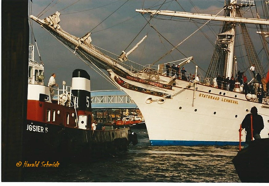 STATSRAAD LEHMKUHL im Mai 1988 (Hafengeburtstag), Detailaufnahme Bug, Hamburg, Elbe, Überseebrücke (scan vom Foto)  / 
Bark / BRT 1.701 / Lüa 98 m, B 12,6 m, Tg 5,2 m / Segelfläche 2.026 m², max. 17 kn, Hilfsdiesel, 827 kW (1.125 PS), 11 kn  / gebaut 1914 bei Tecklenborg, Geestemünde als Segelschulschiff GROßHERZOG FRIEDRICH AUGUST für den Deutschen Schulschiff-Verein, Heimathafen Oldenburg (Oldenburg)  / 1919 Reparation an England / 1923 verkauft,  STATSRAAD LEHMKUHL , Bergener Schulschiffstiftung / 1943 WESTWÄRTS, Deutschland, Depotschiff  / 1946 an Eigner zurück / 1966 aufgelegt /  1967 an Hilmar Reksten , Norwegen / 1972 aufelegt / 1978 durch Stiftung Segelschiff Stadsraad Lehmkuhl übernommen, 2016 in Fahrt / 
