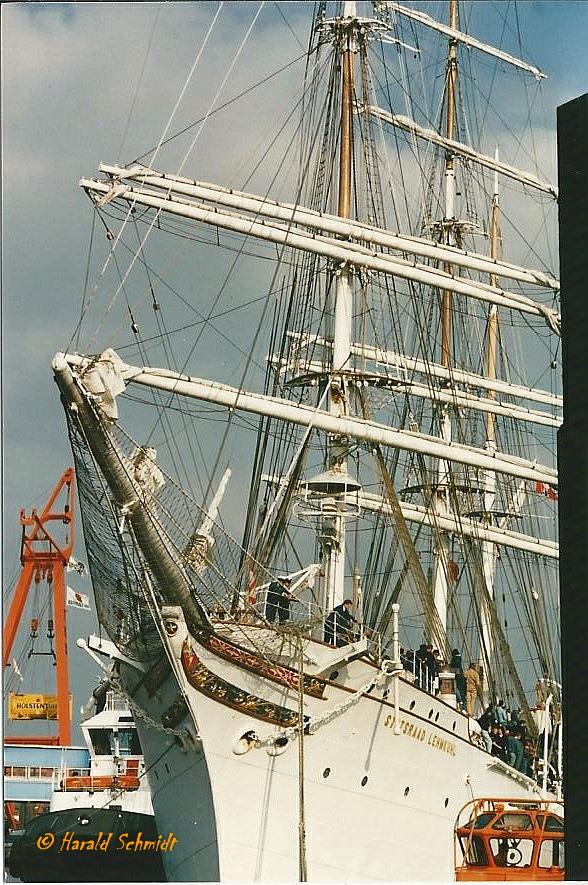 STATSRAAD LEHMKUHL im Mai 1988 (Hafengeburtstag), Detailaufnahme Rigg, Hamburg, Elbe, Überseebrücke (scan vom Foto)  / 
Bark / BRT 1.701 / Lüa 98 m, B 12,6 m, Tg 5,2 m / Segelfläche 2.026 m², max. 17 kn, Hilfsdiesel, 827 kW (1.125 PS), 11 kn  / gebaut 1914 bei Tecklenborg, Geestemünde als Segelschulschiff GROßHERZOG FRIEDRICH AUGUST für den Deutschen Schulschiff-Verein, Heimathafen Oldenburg (Oldenburg)  / 1919 Reparation an England / 1923 verkauft,  STATSRAAD LEHMKUHL , Bergener Schulschiffstiftung / 1943 WESTWÄRTS, Deutschland, Depotschiff  / 1946 an Eigner zurück / 1966 aufgelegt /  1967 an Hilmar Reksten , Norwegen / 1972 aufelegt / 1978 durch Stiftung Segelschiff Stadsraad Lehmkuhl übernommen, 2016 in Fahrt / 
