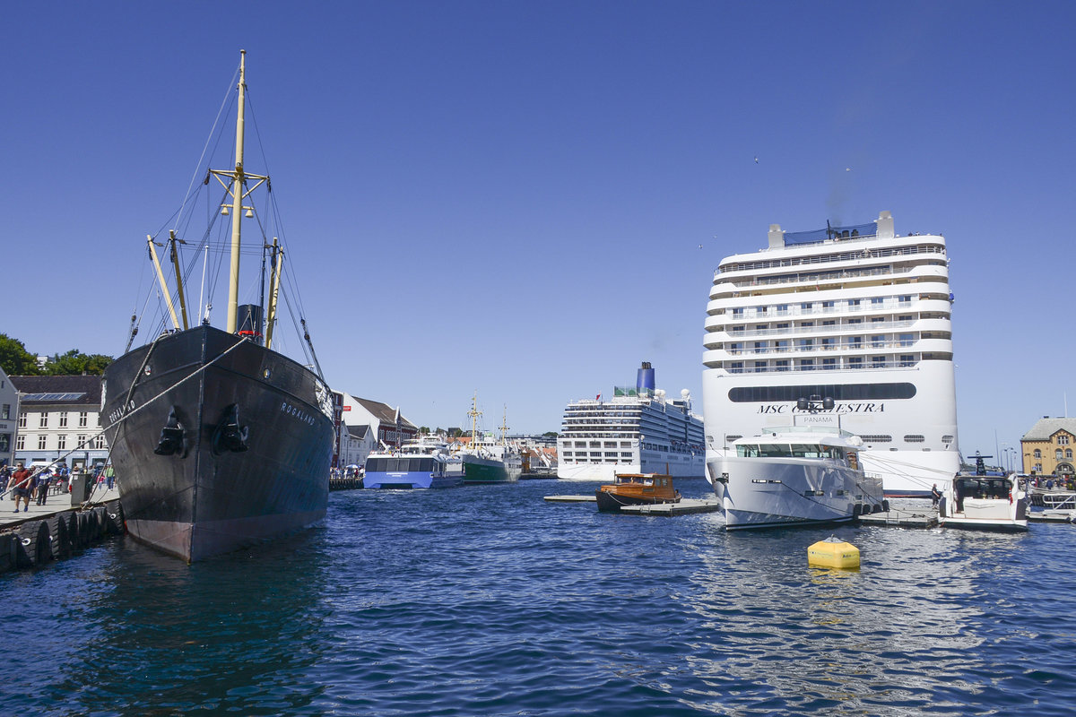 Stavanger Hafen mit der Rogland (links) und das Kreuzfahrtschiff MSCH Orchestra (Panama) links. Der abgebildete Teil des Hafens liegt zwischen dem Strandkaien und dem Skagenkaien.
Aufnahme: 2. Juli 2018.