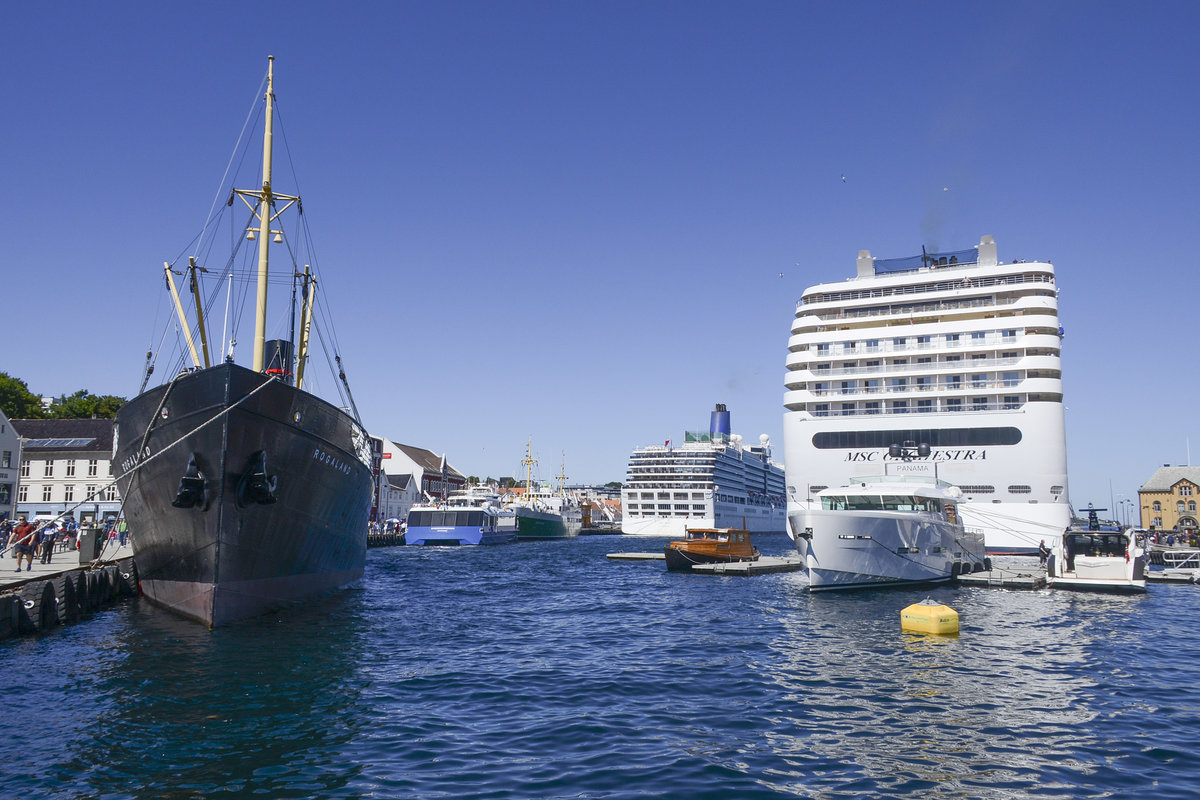 Stavanger Hafen mit der Rogland (links) und das Kreuzfahrtschiff MSCH Orchestra (Panama) links. Der abgebildete Teil des Hafens liegt zwischen dem Strandkaien und dem Skagenkaien.
Aufnahme: 2. Juli 2018.