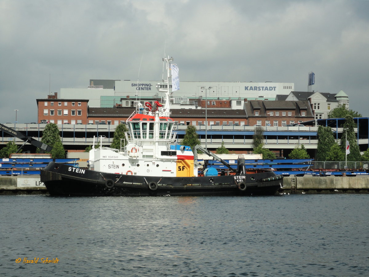 STEIN (IMO 9241243) am 24.6.2013, Kiel /

ex Montoriol bis 27.5.2013 /

Schlepper / BRZ 269 t / Lüa 27 m, B 9,7 m, Tg 2,82 m / zwei Rolls-Royce-Diesel, ges. 2.650 kW (3.600 PS), Pfahlzug 45 t / 2001 bei Astilleros Zamakona - Bilbao, Spanien / Eigner: Schlepp-und Fährgesellschaft Kiel mbH-SFK /
