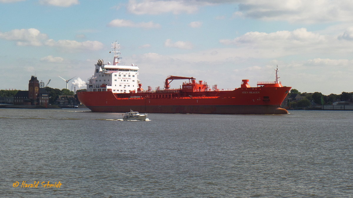 STEN SKAGEN  (IMO 9460239) am 16.8.2016, Hamburg auslaufend, Elbe Höhe Finkenwerder  /
Oil- + Chemikalientanker / BRZ 13.283 / Lüa 148,71 m, B 23,94 m, Tg 9,27 m / 1 Diesel, 7294 kW (9.920 PS) / gebaut 2009 bei Jiangnan Shipyard Group,Shanghai, China / Flagge: Gibraltar / Eigner + Manager: Stenersen Rederiet, Bergen, Norwegen / 