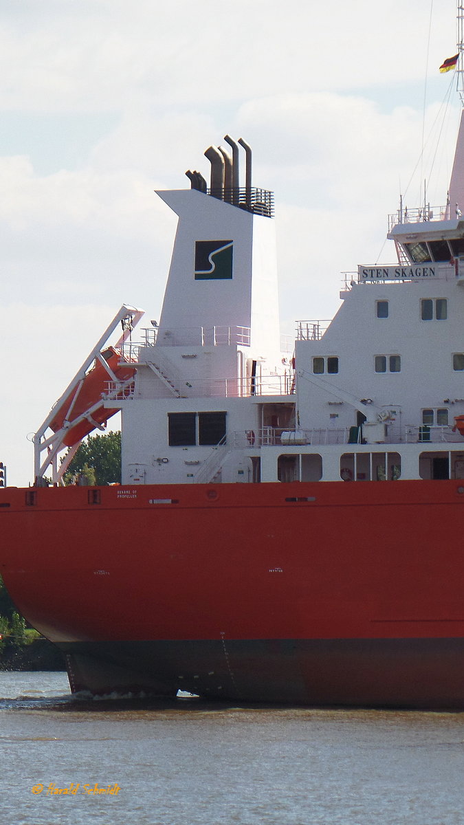 STEN SKAGEN  (IMO 9460239) am 16.8.2016, Schornsteinmarke der Stenersen Rederiet , Hamburg auslaufend, Elbe Höhe Finkenwerder  /
Oil- + Chemikalientanker / BRZ 13.283 / Lüa 148,71 m, B 23,94 m, Tg 9,27 m / 1 Diesel, 7294 kW (9.920 PS) / gebaut 2009 bei Jiangnan Shipyard Group,Shanghai, China / Flagge: Gibraltar / Eigner + Manager: Stenersen Rederiet, Bergen, Norwegen / 