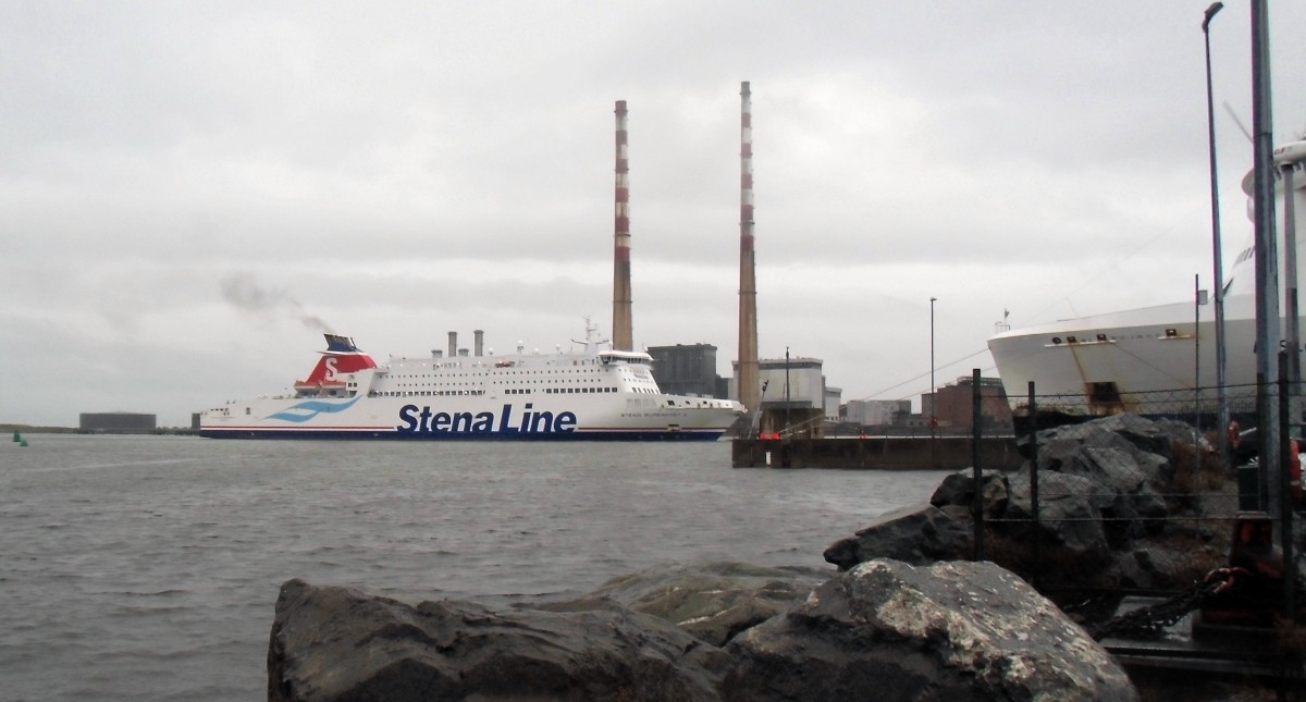 Stena Fährschiff Stena Superfast X am 14.11.15 einlaufend Dublin Port. Das Fährschiff bedient die Linie Dublin-Holyhead (GB).