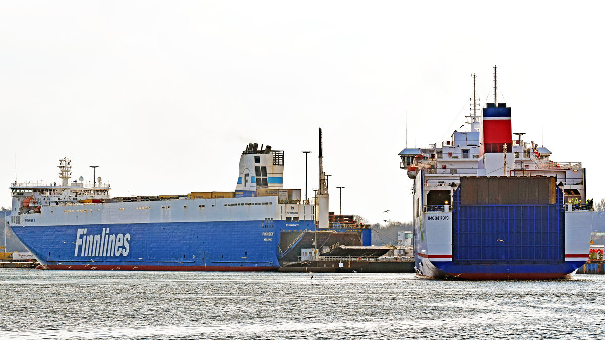 STENA FLAVIA (IMO 9417919) am 26.03.2021 den Skandinavienkai in Lübeck-Travemünde ansteuernd. Links im Bild: die FINNSKY, welche kurz zuvor festgemacht hat.