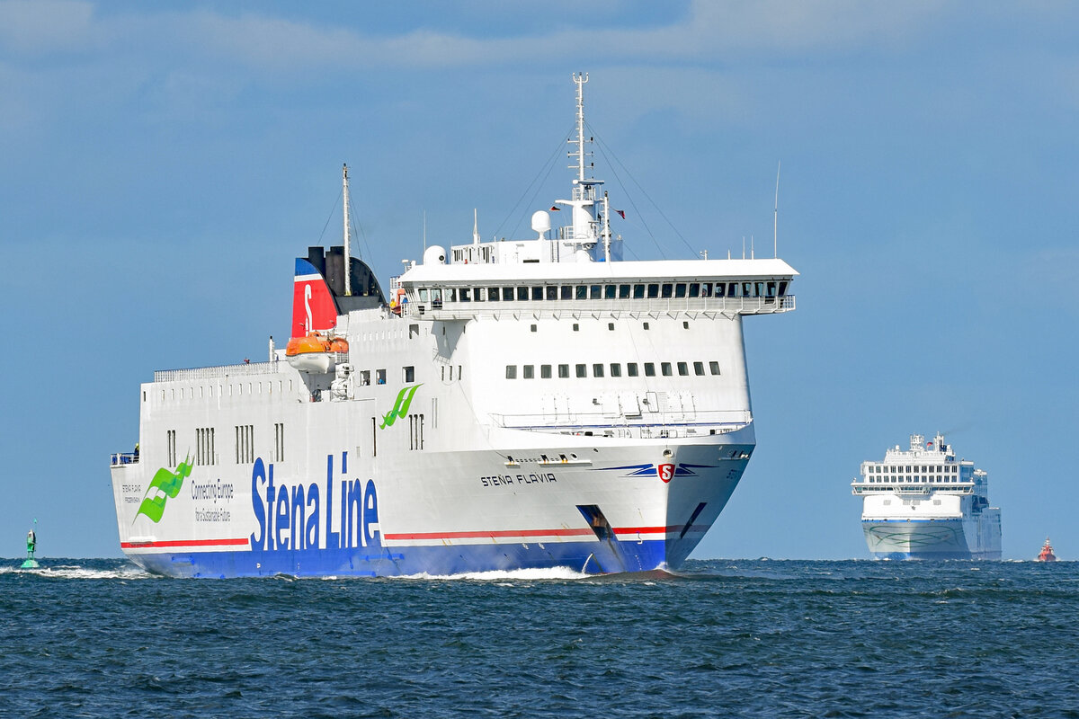 STENA FLAVIA (IMO 9417919) am 09.07.2022 in der Ostsee vor Lübeck-Travemünde. Im Hintergrund ist die TT-Line-Fähre NILS HOLGERSSON zu sehen
