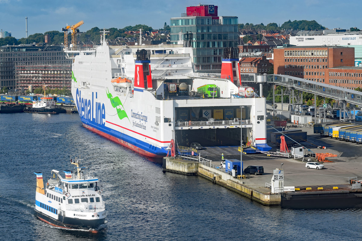 STENA GERMANICA (IMO 9145476) und Fähre HEIKENDORF (IMO 8308733) am 23.08.2020 im Hafen von Kiel