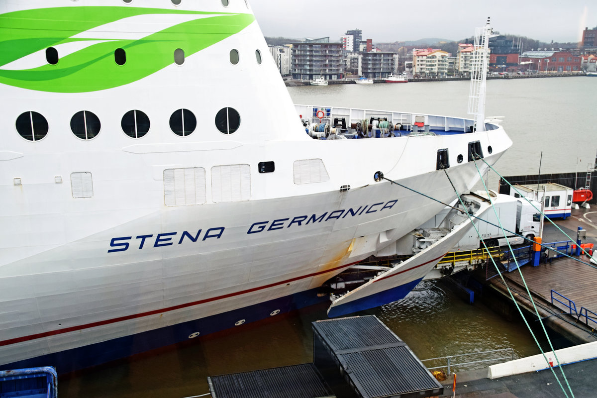 STENA GERMANICA (IMO 9145476)am Morgen des 9.2.2019 im Hafen von Göteborg. Das Fährschiff der Stena Line hat die Bugklappen geöffnet.