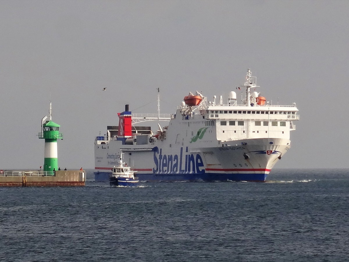 STENA GOTHICA , Ro-Ro/Passagier Schiff , IMO 7826867 , Baujahr 1982 , 171 x 20 m , 24.10.2020 , kurz vor der Einfahrt in Travenmünde