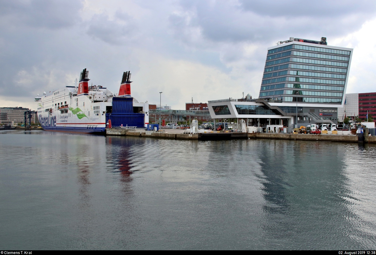 Stena Line AB:
Stena Scandinavica liegt im Schwedenkai in Kiel und wird später als Fähre nach Göteborg (S) aufbrechen.
Aufgenommen während einer Hafenrundfahrt.
[2.8.2019 | 12:38 Uhr]