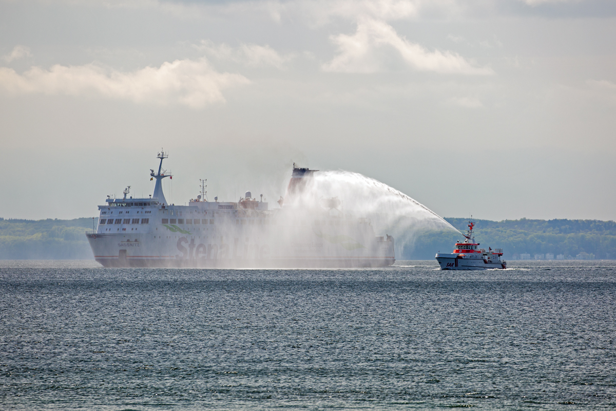 Stena Line beendet die Fährverbindung Sassnitz-Trelleborg, die sogenannte Königslinie. Zum Abschied wird die „Sassnitz“ (IMO 8705383) von mehreren Schiffen und Booten begleitet, wie Harro Koebke, Fairplay 25, Stoltera und einigen anderen. - 28.04.2020