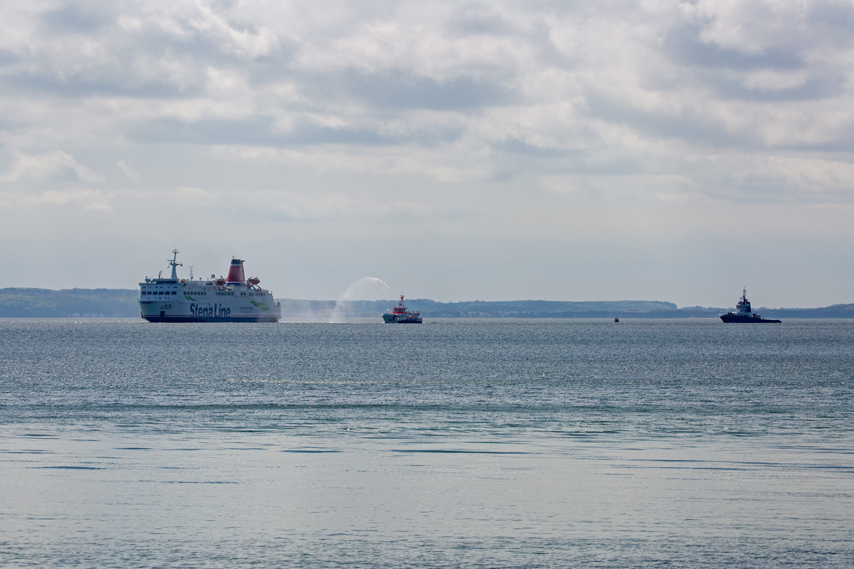 Stena Line beendet die Fährverbindung Sassnitz-Trelleborg, die sogenannte Königslinie. Zum Abschied wird die „Sassnitz“ (IMO 8705383) von mehreren Schiffen und Booten begleitet, wie Harro Koebke, Fairplay 25, Stoltera und einigen anderen. - 28.04.2020