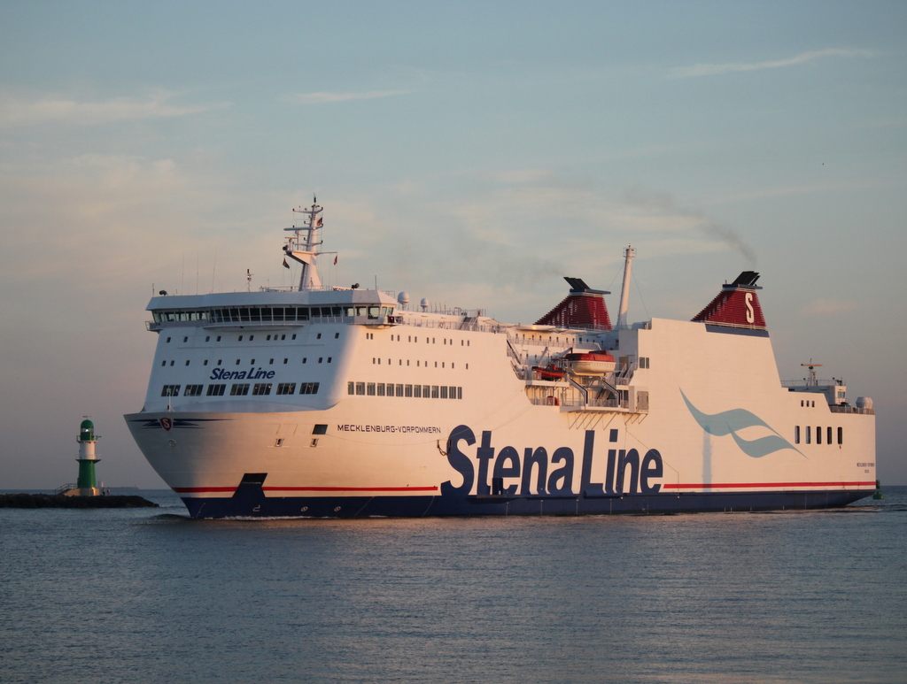 Stena Line Fhre Mecklenburg-Vorpommern auf dem Weg von Trelleborg nach Rostock berseehafen beim Einlaufen in Warnemnde 
um 05:28 Uhr 20.07.2014