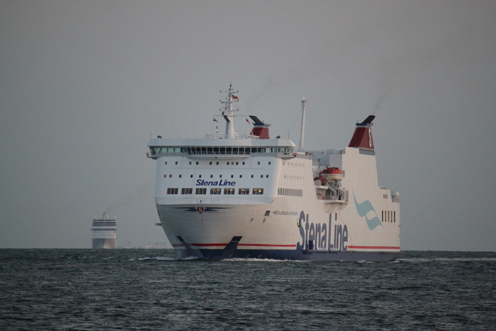 Stena Line Fhre Mecklenburg-Vorpommern auf dem Weg von Trelleborg nach Rostock berseehafen beim Einlaufen in Warnemnde
um 05:35 Uhr im Hintergrund Marina und TT-Line Fhre Robbin Hood.06.08.2014