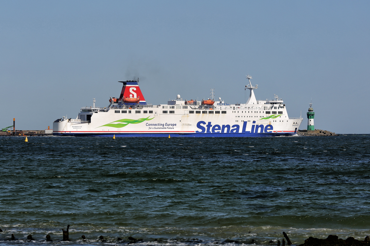 Stena Line Fähre SASSNITZ am Molenfeuer von Sassnitz Mukran. - 21.05.2018