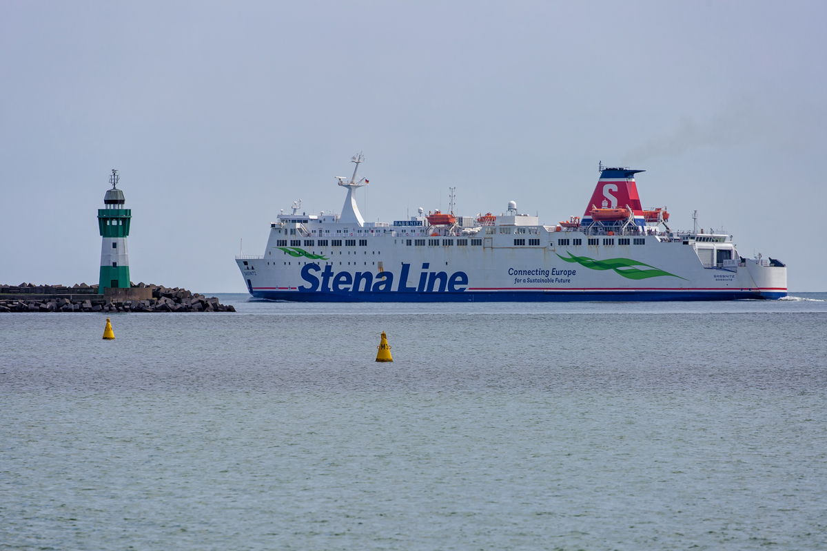 Stena Line Fähre SASSNITZ auf Höhe des Leuchtturms Sassnitz Mukran. - 11.07.2017