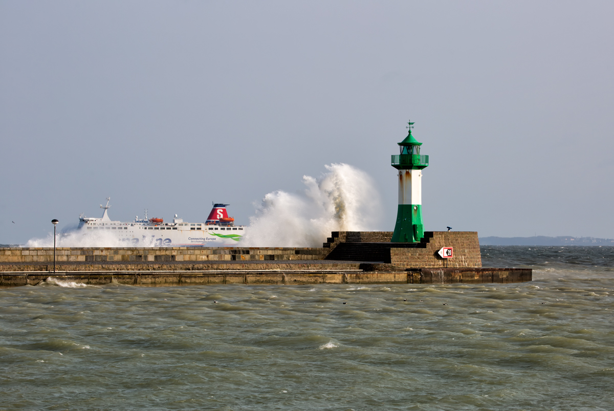 Stena Line Fähre SASSNITZ bei rauer See auf Höhe des Sassnitzer Leuchtfeuers. - 11.04.2018
