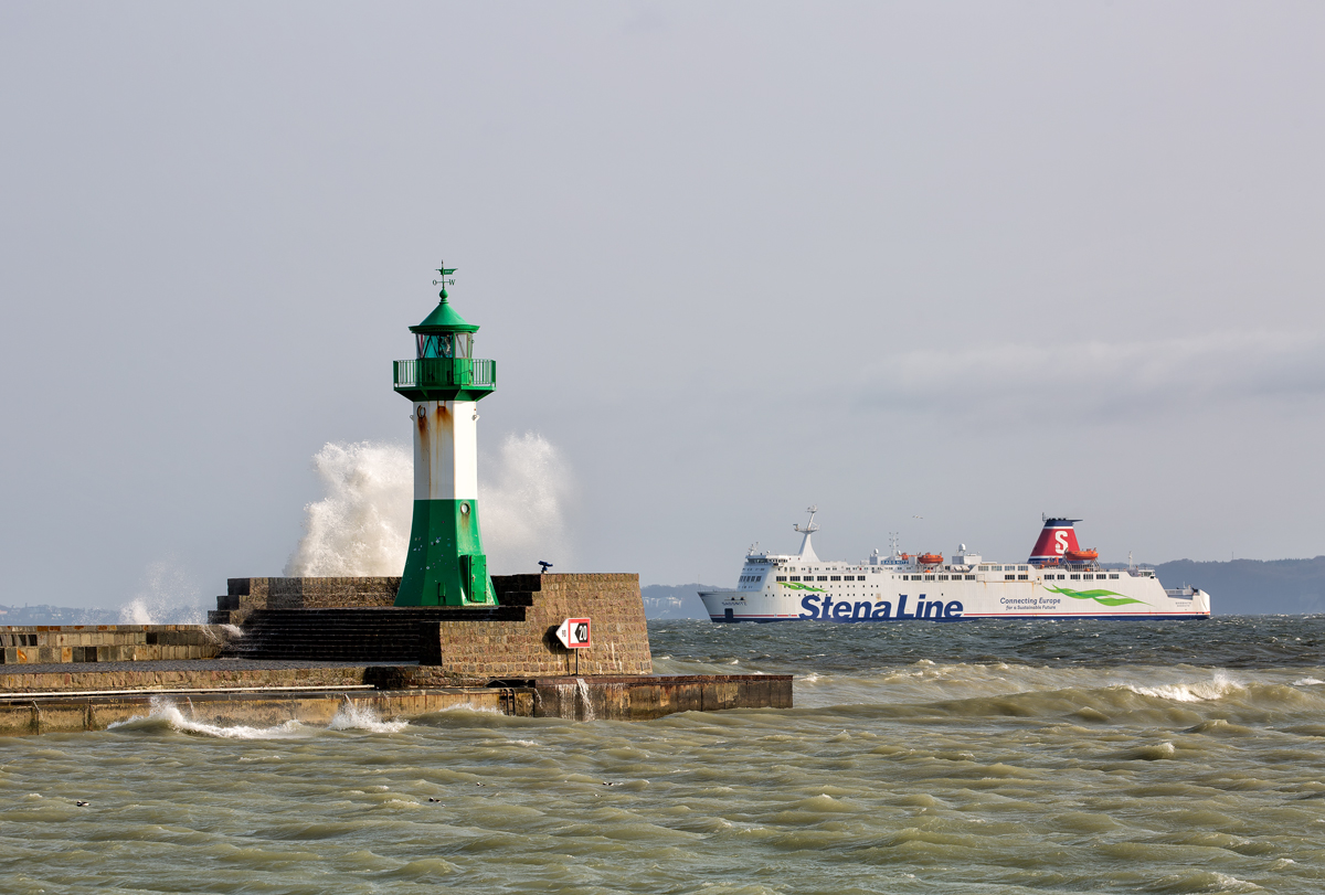 Stena Line Fähre SASSNITZ bei rauer See auf Höhe des östlichen Sassnitzer Molenfeuers. - 11.04.2018
