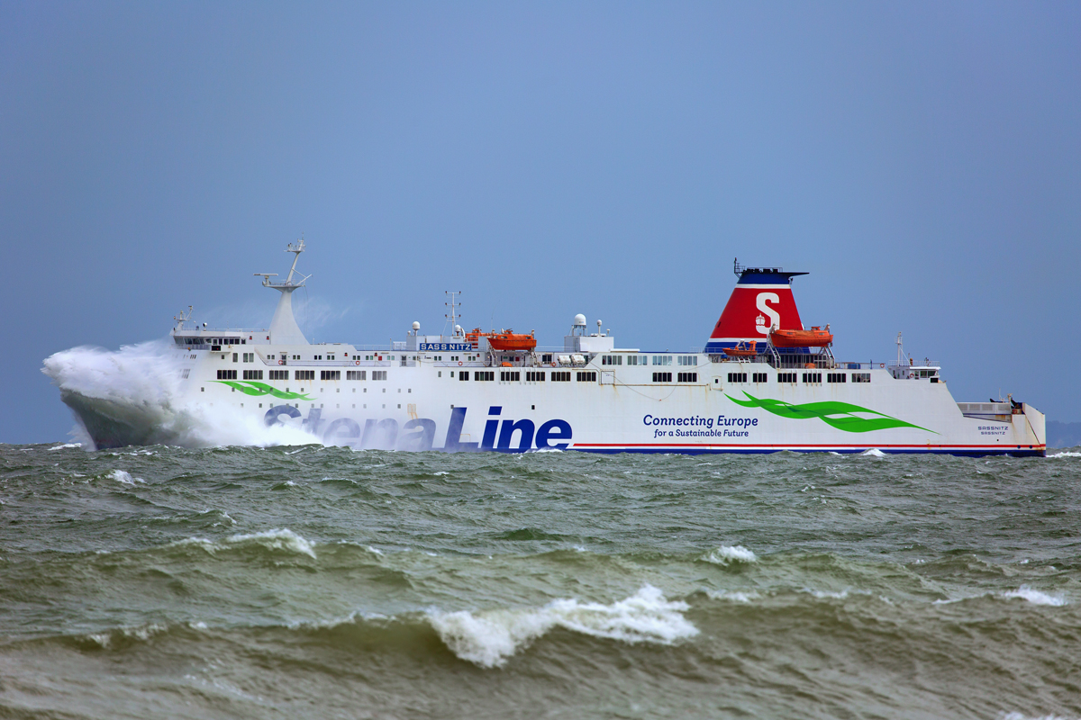 Stena Line Fähre SASSNITZ bei rauer See auf Höhe der Sassnitzer Kreidefelsen. - 16.05.2018