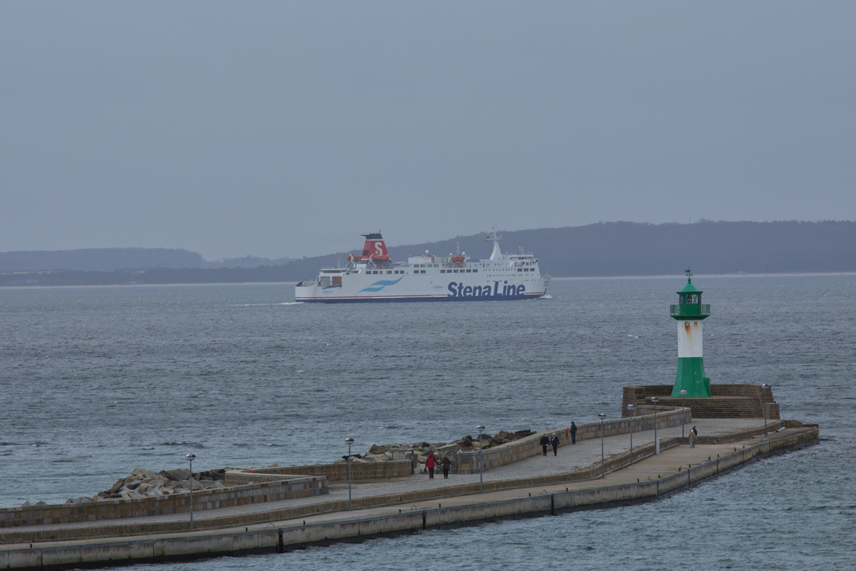 Stena Line Fähre Sassnitz höhe Sassnitzer Leuchtturm auf dem Weg zum Fährhafen Mukran. - 16.02.2016