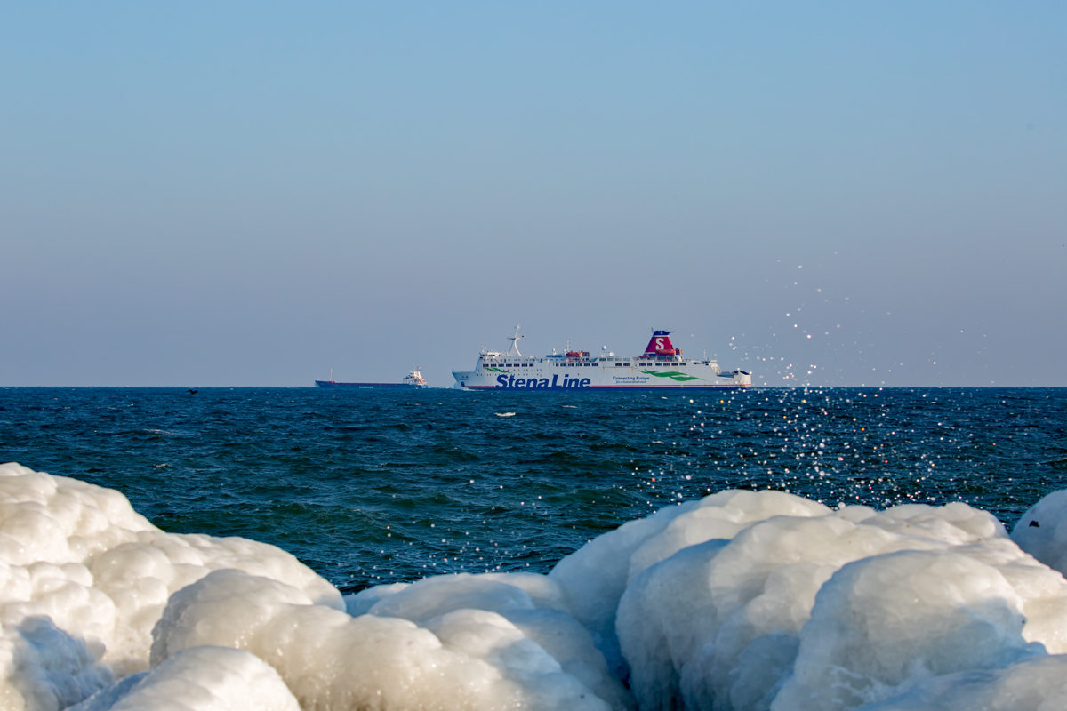 STENA LINE Fähre SASSNITZ (IMO 8705232) von der vereisten Mole in Sassnitz aufgenommen. Steuerbord voraus ANDRE W (IMO 9518232). - 04.03.2018 