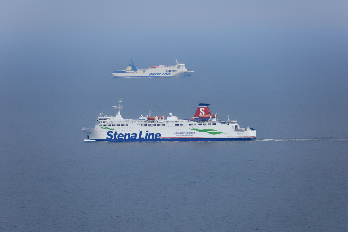 STENA LINE Fähre SASSNITZ (IMO 8705383) und die UNITY LINE Fähre COPERNICUS (IMO 9031703) auf der Ostsee vor Rügen. - 19.06.2019