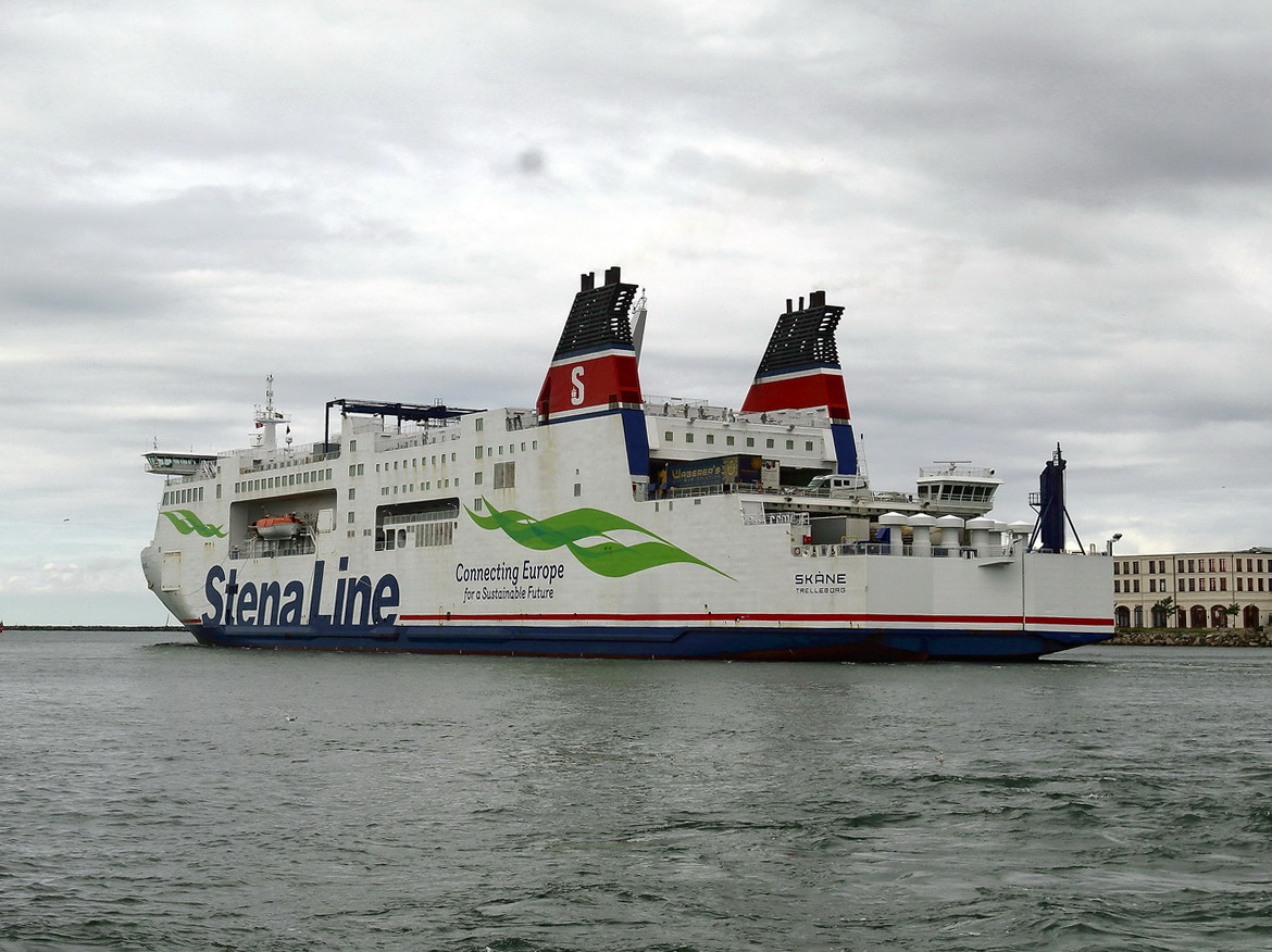 Stena Line-Fähre Skane (IMO-Nummer:9133915) am 28.08.20178 bei der Ausfahrt aus dem Hafen von Rostock-Warnemünde.

