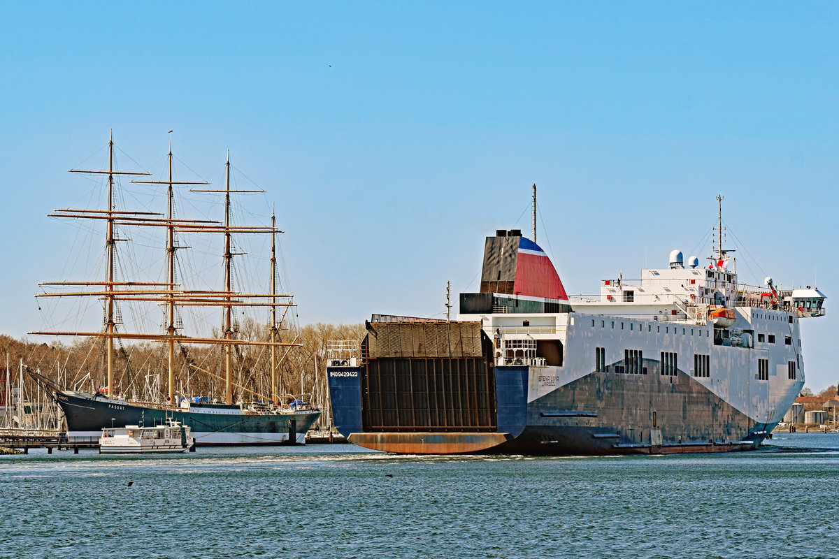 STENA LIVIA (IMO 9420423) am 23.04.2021 in Lübeck-Travemünde einlaufend. Erstanlauf des besagten Hafens. Baujahr: 2008, Visentini-Werft, Italien, Länge: 186 m, Breite: 25,6 m, Tiefgang: 6,8 m, Geschwindigkeit: 23,5 Knoten, Frachtkapazität: 2.250 Lademeter (115 Trailer, Pkw-Kapazität: 200, Passagiere: 750, Kabinen: 103 (428 Betten) + 51 Ruhesessel.

Derzeit ist die STENA LIVIA noch im  Übergangs-Look  von Brittany Ferries zu Stena Line in Fahrt. Auf der linken Schornsteinseite ist sie aber schon als Stena-Schiff erkennbar.