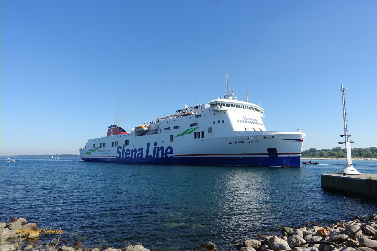 STENA LIVIA (IMO 9420423) am 6.9.2023, Travemünde einlaufend / 
 
Ex-Namen: Norman Voyager (2008–2014) , Etretat (2014–2021)
RoPax-Fährschiff / BRZ 26.904  / Lüa 186,46 m, B 25,6 m, Tg 6,7 m / 2 Diesel, MAN , 9L48/60B, ges. 21.600 kW ( 29.368 PS), 1 Verstellpropeller,max. 23,5 kn / Pass.: 880, Kabinen: 103, lfd. Spurmeter: 2.255 m, 200 PKW / gebaut  2012 bei Cantiere Navale Visentini, Porto Viro, Italien / Eigentümer:  Stena-Line / Flagge: Dänemark, Heimathafen: Hellerup / 
