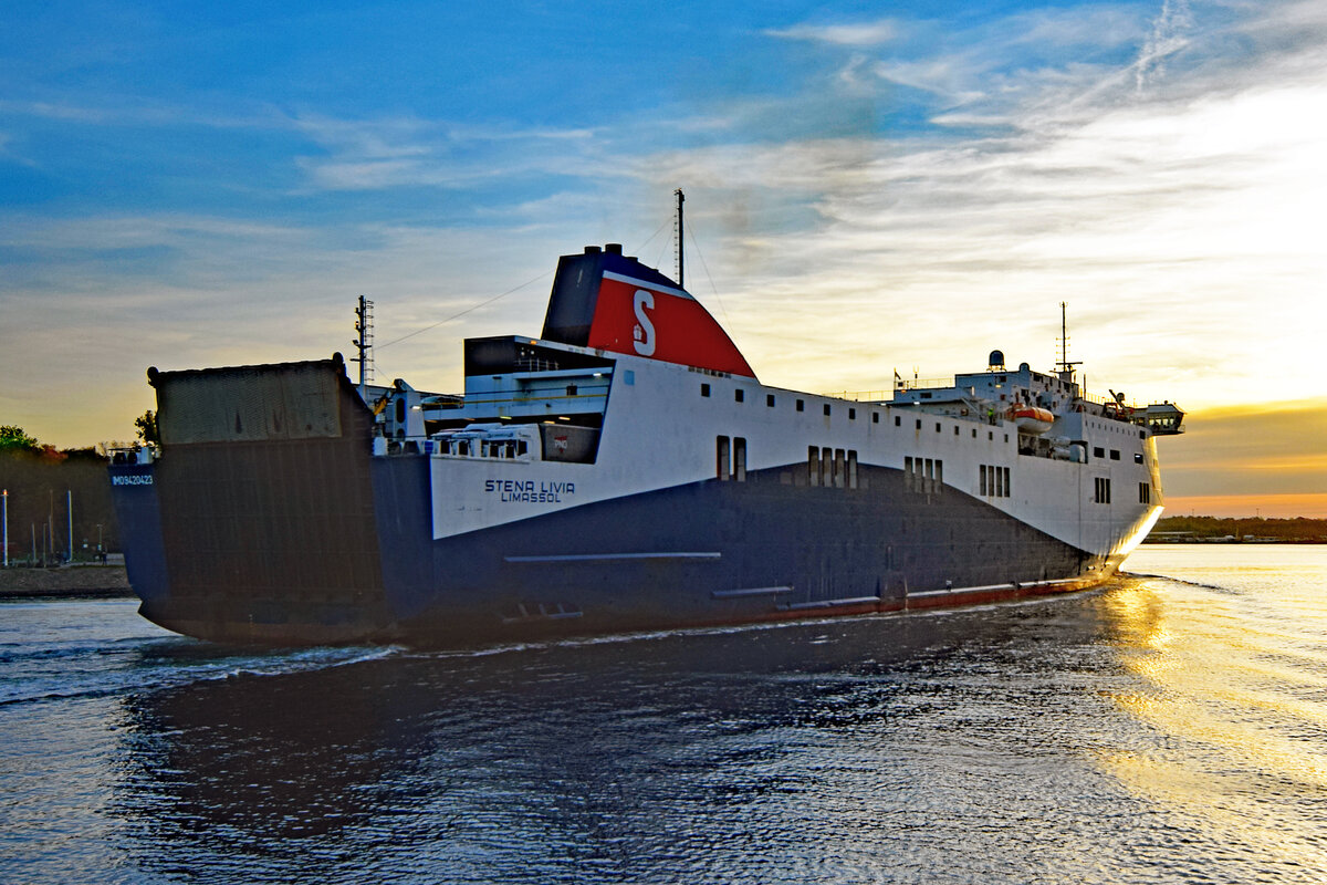 STENA LIVIA (Stena Line, IMO 9420423) im Licht der untergehenden Sonne. Lübeck-Travemünde, 29.10.2021