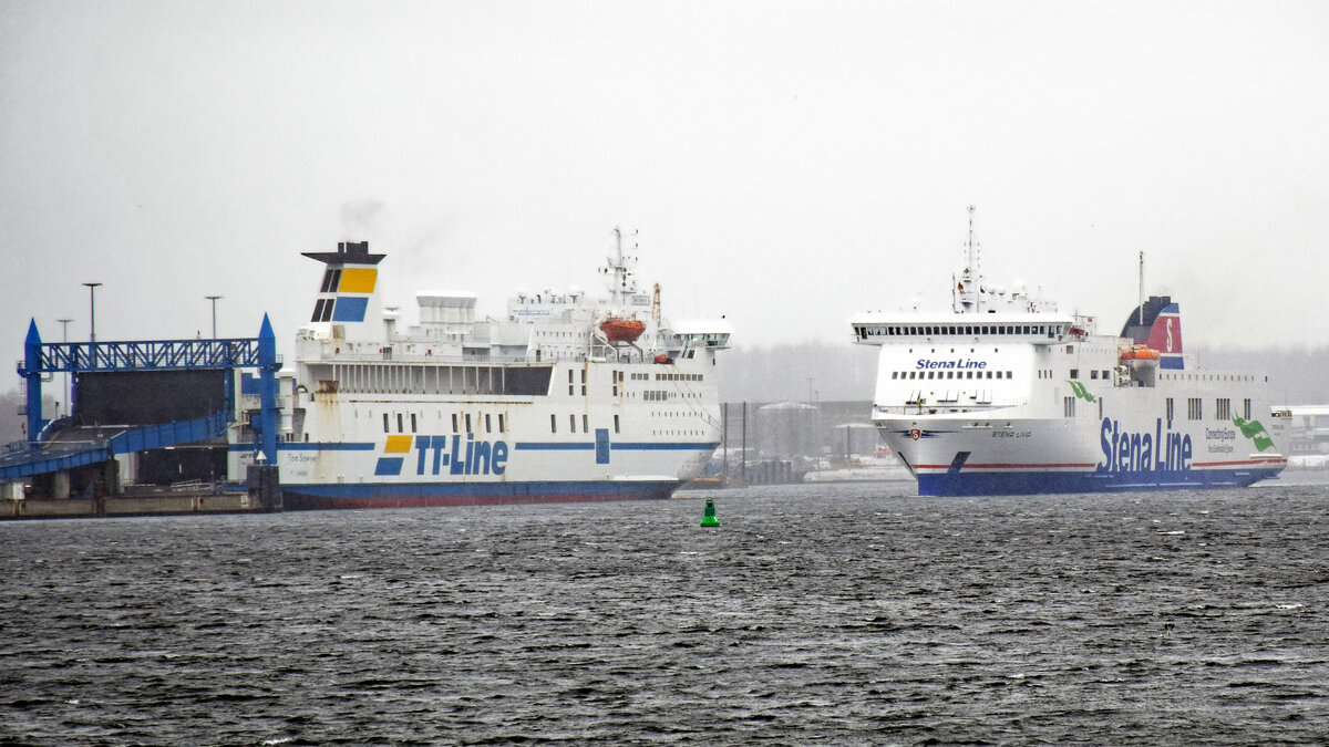 STENA LIVIA (Stena Line, IMO 9420423) am 14.03.2023 bei Ankunft in Lübeck-Travemünde. Starker Regen fällt, als das Schiff kurz vor dem Festmachen am Skandinavienkai ist. Links im Bild: TT-Line-Fähre TOM SAWYER