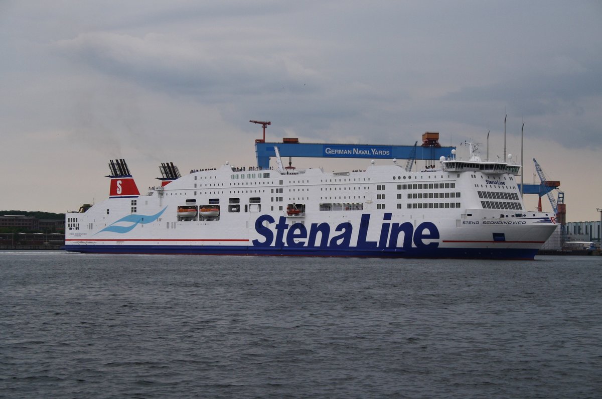 Stena Scandinavica fährt am 21.5.2016 das Wendemanöver im Kieler Hafen. Ihr Ziel ist das schwedische Göteborg.

Technische Daten:

Indientstellung: 2002
Werft: Hyundai Heavy Industries, Ulsan, Korea
Umbezeichnung: 2010
Länge: 240,09m
Breite: 29,30m
Tiefgang: 6,2m
Vermessung: 57.639 BRZ
Geschwindigkeit: 22kn
Leistung: 35.241PS
Laufende Lademeter: 4.100m
