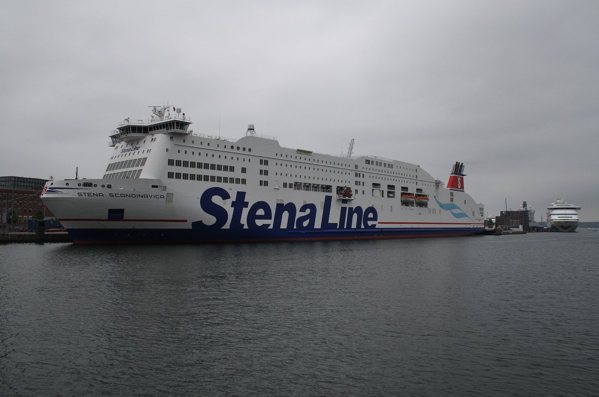 Stena Scandinavica hat am 16.7.2016 am Schwedenkai im Kieler Hafen festgemacht, im Hintergrund liegt AIDAvita am Sartorikai.