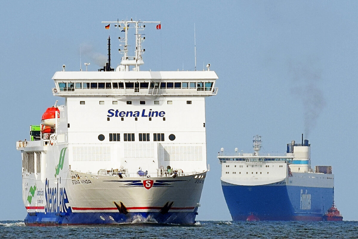 STENA VINGA (IMO 9323699) und (im Hintergrund) FINNWAVE am 2.5.2021 in der Ostsee vor Lübeck-Travemünde