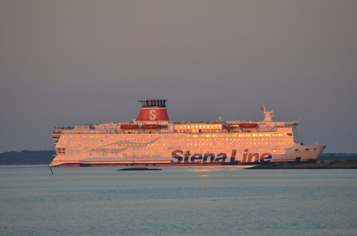 Stena Vision, RoRo Fähre von Stena-Line, Heimathafen  Göteborg. Karlskrona´s Hafen- Ausfahrt Richtung Gdynia von der Abendsonne angestrahlt, am 19,07,2014. 
L: 175,37m, B: 30,80m, T: 6,75m, Geschwindigkeit max. 21,5 kn (40 km/h) ,andere Schiffsnamen:  Stena Scandinavica,  Stena Germanica, Bauwerf:t Gdynia Stocznia i Komuni Paryski (Gdynia, Polen) Zugelassene Passagierzahl: 1700, Fahrzeugkapazität: 569 PKW.