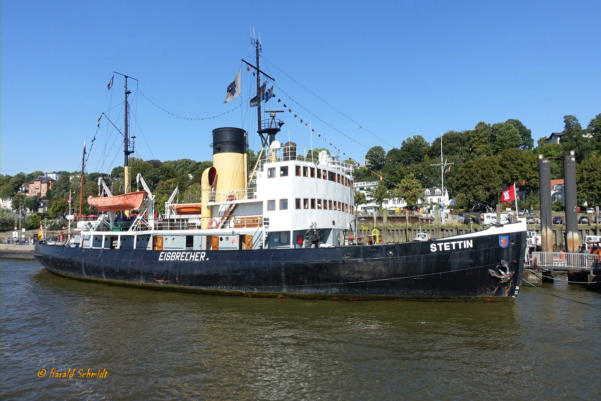 STETTIN am 15.9.2023: Hamburg, Elbe, Liegeplatz Anleger Neumühlen, aufgenommen von Bord einer HADAG-Fähre /
Dampfeisbrecher / BRZ 838 / Lüa 51,75 m, B 13,43 m, Tg 6,0 m / 1 Dreizylinder-Expansions-Kolbendampfmaschine, max. 1.619 kWi (2.200 PSi),
