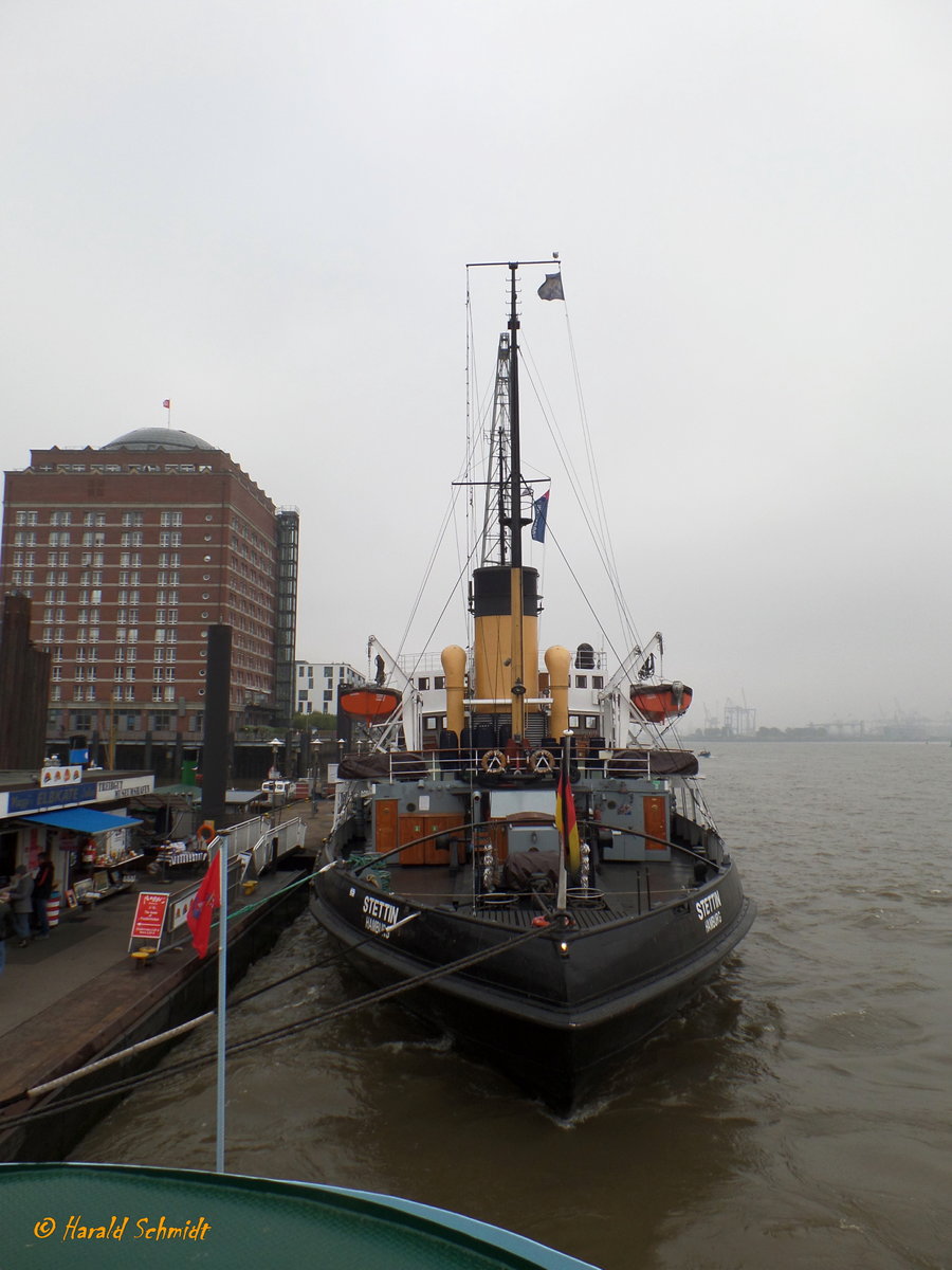 STETTIN am 16.10.2016, Hamburg bei nebligem Wetter, Elbe, Liegeplatz Museumshafen Övelgönne / 
Dampfeisbrecher / BRZ 838 / Lüa 51,75 m, B 13,43 m, Tg 6,0 m / 1 Dreizylinder-Expansions-Kolbendampfmaschine, max. 1.619 kWi (2.200 PSi), 1 Propeller, 4 Flügel, D= 4,2 m, 14 kn / gebaut 1933 bei Stettiner Oderwerken für IHK-Stettin / 1945 dem WSA-Hamburg unterstellt, Liegeplatz Tonnenhof Wedel / 1981 außer Dienst / 1982 als technisches Kulturdenkmal anerkannt  und vom Förderverein Eisbrecher 'STETTIN' übernommen, Heithafen: Hamburg, Liegeplatz: Museumshafen Neumühlen/Övelgönne /
