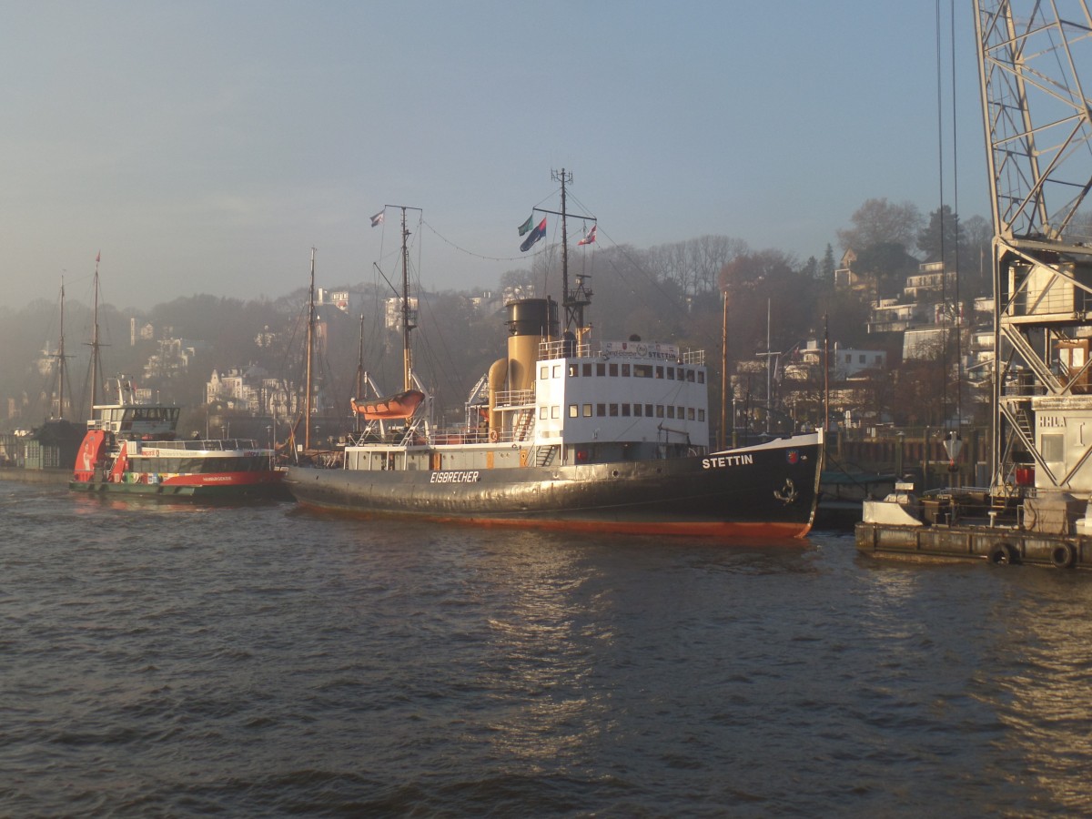 STETTIN am 25.11.2014, Hamburg, Elbe, Liegeplatz Museumshafen Övelgönne / 
Dampfeisbrecher / Lüa 51,75 m, B 13,43 m, Tg 5,4 m / 3-Zyl. Dampfmaschie, 2200 PSi / 1933 bei Oderwerke, Stettin /
