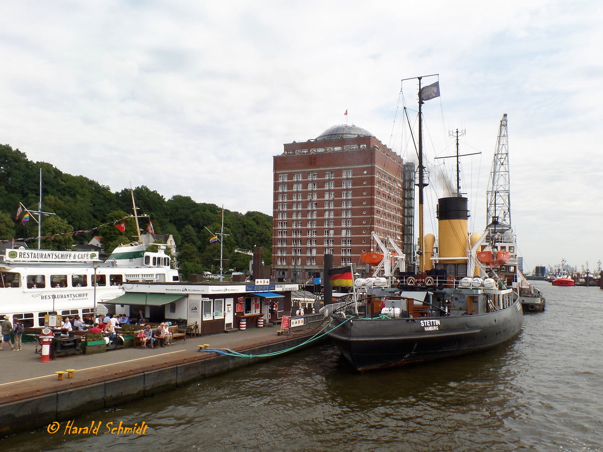 STETTIN am 2.8.2017, unter Dampf, Hamburg, Elbe, Liegeplatz Museumshafen Övelgönne / 
Dampfeisbrecher / BRZ 838 / Lüa 51,75 m, B 13,43 m, Tg 6,0 m / 1 Dreizylinder-Expansions-Kolbendampfmaschine, max. 1.619 kWi (2.200 PSi), 1 Propeller, 4 Flügel, D= 4,2 m, 14 kn / gebaut 1933 bei Stettiner Oderwerken für IHK-Stettin / 1945 dem WSA-Hamburg unterstellt, Liegeplatz Tonnenhof Wedel / 1981 außer Dienst / 1982 als technisches Kulturdenkmal anerkannt  und vom Förderverein Eisbrecher 'STETTIN' übernommen, Heithafen: Hamburg, Liegeplatz: Museumshafen Neumühlen/Övelgönne /
