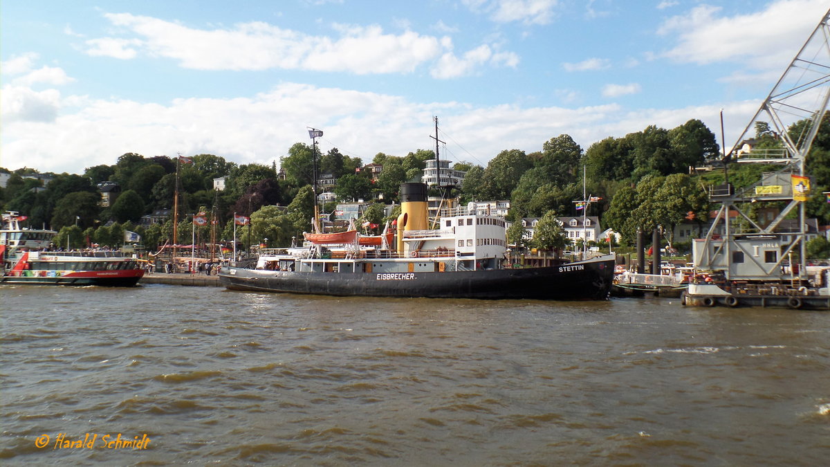 STETTIN am 4.8.2017, Hamburg, Elbe, Liegeplatz Museumshafen Övelgönne / 
Dampfeisbrecher / BRZ 838 / Lüa 51,75 m, B 13,43 m, Tg 6,0 m / 1 Dreizylinder-Expansions-Kolbendampfmaschine, max. 1.619 kWi (2.200 PSi), 1 Propeller, 4 Flügel, D= 4,2 m, 14 kn / gebaut 1933 bei Stettiner Oderwerken für IHK-Stettin / 1945 dem WSA-Hamburg unterstellt, Liegeplatz Tonnenhof Wedel / 1981 außer Dienst / 1982 als technisches Kulturdenkmal anerkannt  und vom Förderverein Eisbrecher 'STETTIN' übernommen, Heimathafen: Hamburg, Liegeplatz: Museumshafen Neumühlen/Övelgönne /
