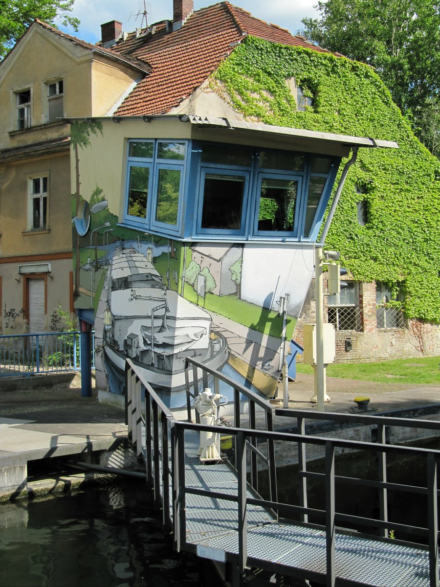 Steuerstand / Schleusenwärterhäuschen der  SCHLEUSE WOLTERSDORF  am 22.06.2020.