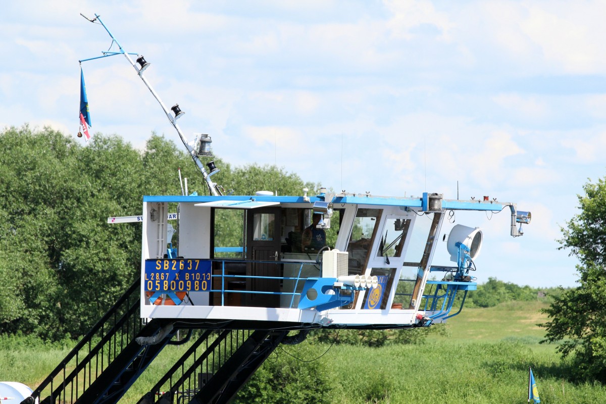 Steuerstand vom SB SCH2637 (05800980) am 24.05.2014 bei Storkau auf der Elbe zu Berg. Das Steuerhaus ist leicht nach vorne geneigt - also nicht schief. 