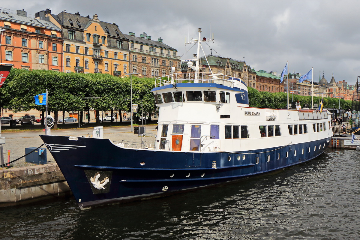 Stockholm am 01. Juli 2022 liegt das Rundfahrtschiff  Blue Charm  im Hafen.