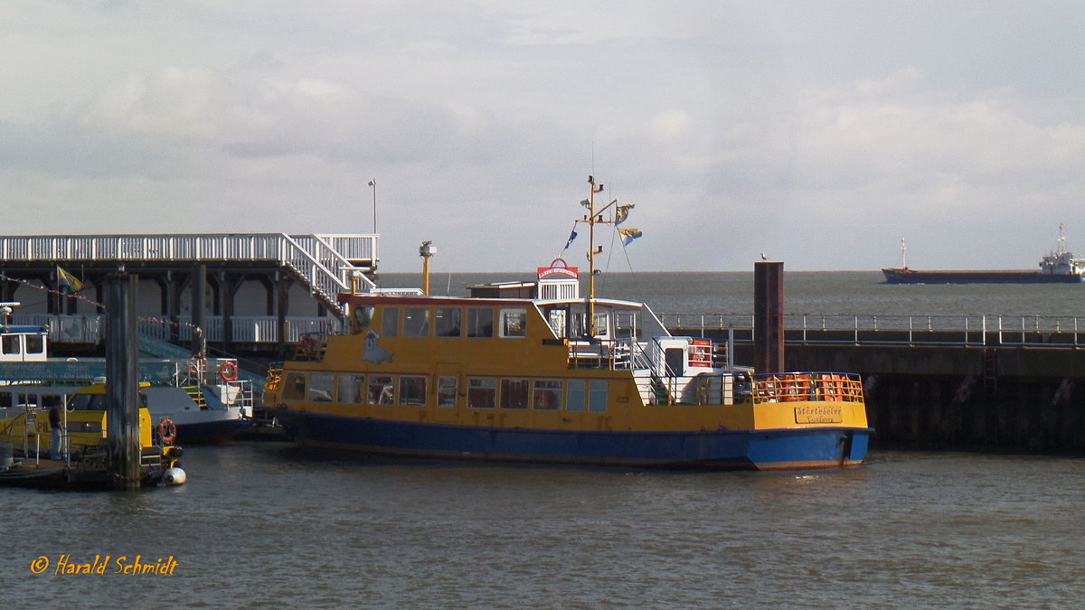 STÖRTEBEKER  (ENI 05111460) am 3.7.2016 in Cuxhaven /
Ex-Name: DAT OLE LAND (1)  /
Lüa: 26,07 m, B: 6,31 m, Tg.: 1,68 m / 1x Scania-Diesel DSI 1440 A 20S, 310 kW, 1800 Upm, 12 kn / 211 Pass. / 1989 bei Menzer, Hamburg-Bergedorf / 2003 umgebaut, Platz für 50 Fahrräder, geschlossener Fahrgastraum auf dem Oberdeck / Eigner + Manager: Fluß- und Hafen-Touristik GmbH Carstensen , Cuxhaven /
