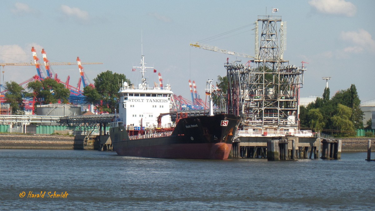 STOLT PETREL (IMO 8920543) am 23.7.2014, Hamburg, Elbe, an der Ölverladebrücke Köhlfleethafen /
Ex-Name: EDNY TERKOL (1992-02.1996)
Doppelhüllen Chemikalien/Produktentanker / BRZ 3.206 / Lüa 96,35 m, B 15,27 m, Tg 6,21 m / 1 Diesel, Mak 9 M 453 C, 2.999 kW, 4077 PS, 13,5 kn / 08.1992 bei Aarhus Flydedok A/S, Dänemark / Flagge: UK, Heimathafen: Cardiff /
