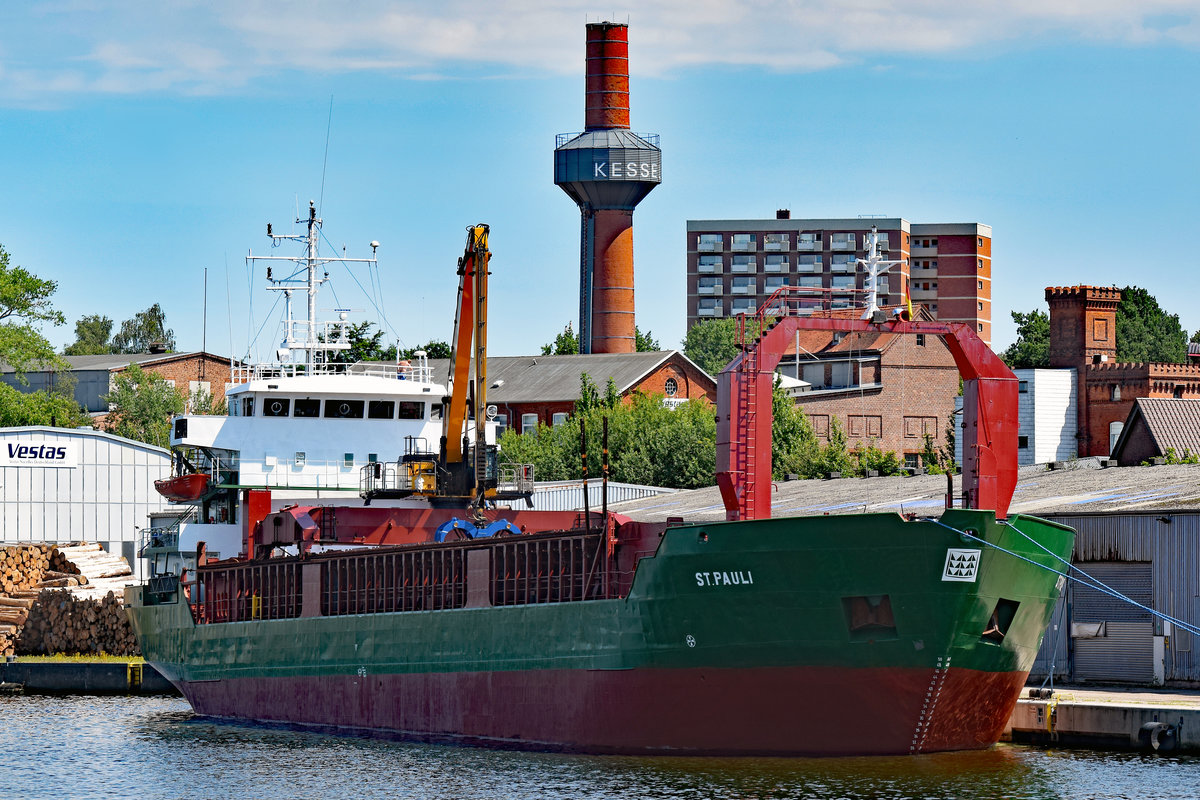 ST.PAULI (IMO: 8214358) am 17.07.2020 am Konstinkai Lübeck